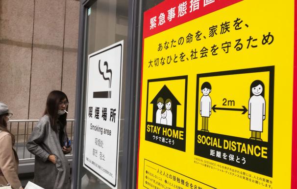 Cartel con las medidas de seguridad recomendadas durante la pandemia de Covid-19 en Tokio, Japón.