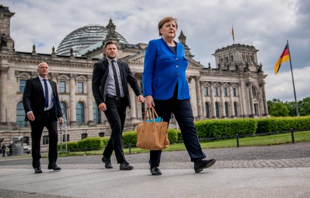 Angela Merkel sale del Bundestag y se dirige hacia la Cancillería