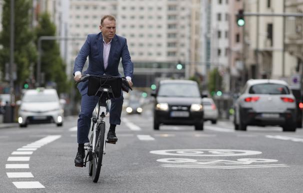 Un hombre monta en bicicleta por la Gran Vía de Madrid durante el día 59 del estado de alarma por la pandemia del Covid-19, en Madrid (España) a 12 de mayo de 2020.