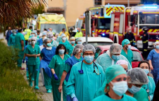 Sanitarios españoles durante la crisis del coronavirus en la puerta de un hospital