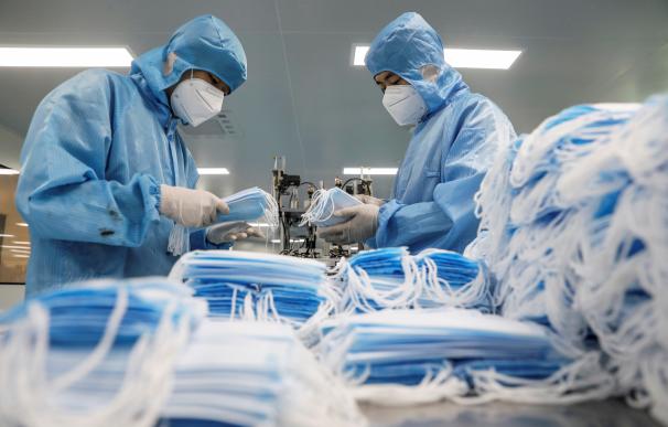 Fabricación de máscaras en una planta del Grupo de Tecnología Naton en Pekín, China. /EFE/EPA/WU HONG