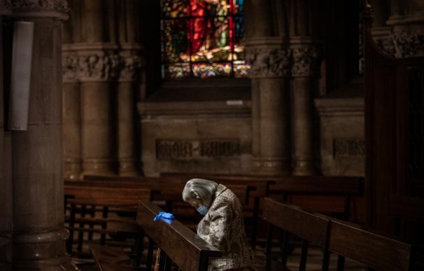 Fieles celebran la Santa Misa en la cripta de la Catedral de María Inmaculada (catedral nueva) en Vitoria durante el día en el que se reabre al público, al entrar en fase 1 de desescalada. En Vitoria, a 11 de mayo de 2020.