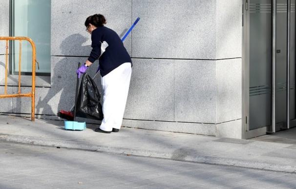 Una empleada de limpieza desarrolla su trabajo durante la pandemia del coronavirus