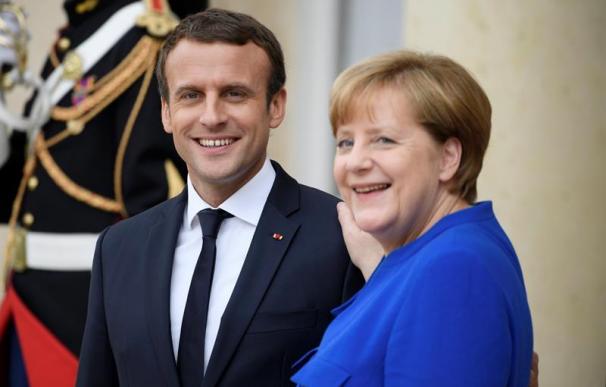 El presidente francés, Emmanuel Macron (i), y la canciller alemana Angela Merkel (d), tras la cumbre franco-alemana en el Palacio del Elíseo, en París (Francia), hoy, 13 de julio de 2017. EFE/Julien de Rosa