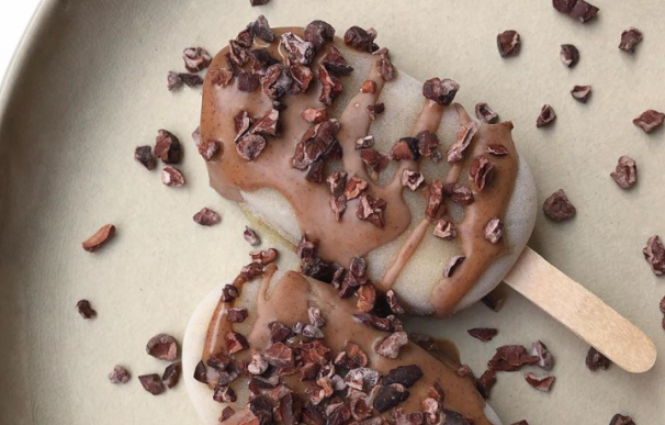Fotografía de la receta sana de helado Magnum de chocolate que es un éxito en Instagram.