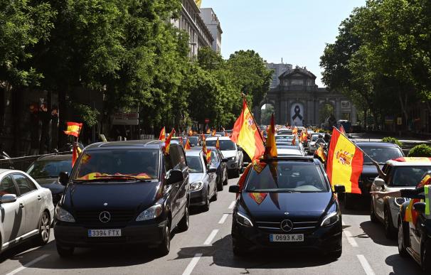 Manifestación en coche en la plaza de Cibeles en Madrid que Vox ha promovido contra la gestión del Gobierno en la pandemia de coronavirus