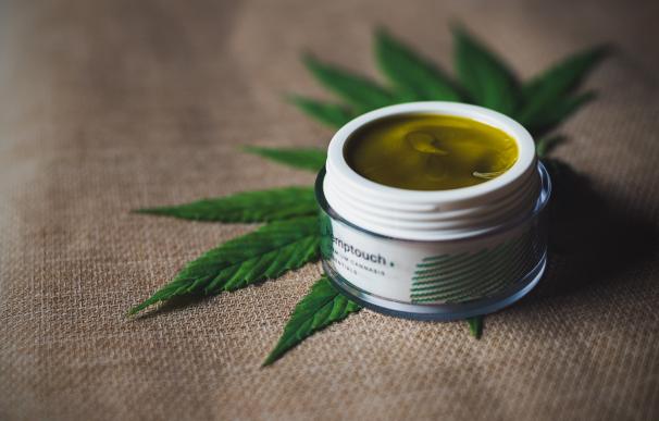 Crema corporal compuesta por cannabis