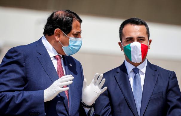 El Ministro de Asuntos Exteriores italiano, Luigi Di Maio, con una máscarilla, da la bienvenida al Embajador de Qatar. /EFE