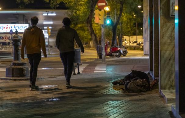 Una persona sin hogar durmiendo en la calle, cerca de la Estación de Sants de Barcelona