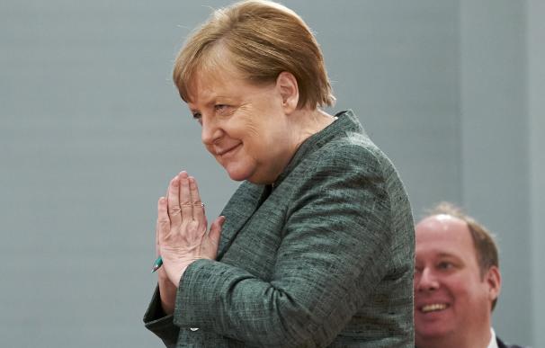 La canciller alemana, Angela Merkel, saluda durante la reunión semanal del gabinete del Gobierno alemán en Berlín. /EFE