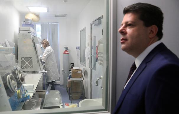 El ministro principal de Gibraltar, Fabián Picardo, en una visita a los profesionales sanitarios a finales de abril