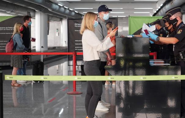 Endurecen los controles a turistas en los aeropuertos