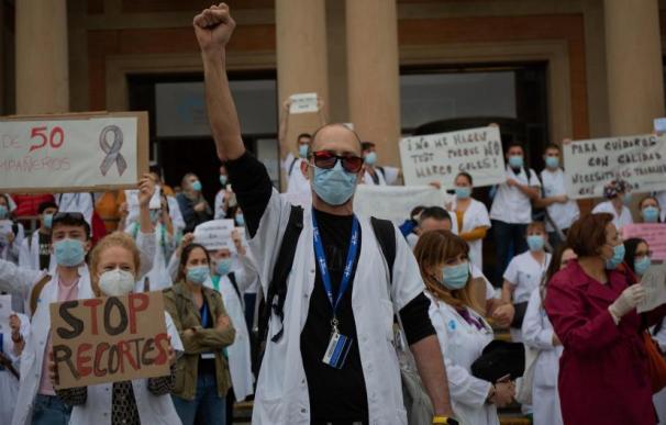 Enfermeras y personal sanitario, durante unas protestas a las puertas del Hospital Vall d'Hebron de Barcelona