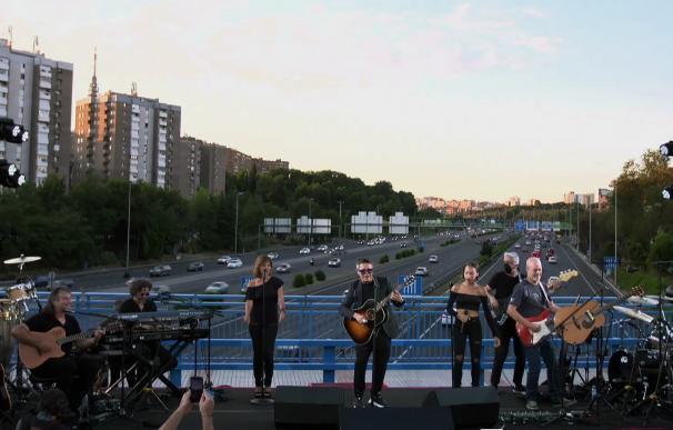 Alejandro Sanz ofrece un concierto sorpresa en un puente sobre la M-30.