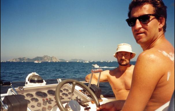 El contrabandista Marcial Dorado Baúlde (izquierda) y Alberto Núñez Feijóo, en un barco del primero en el verano de 1995, entre Baiona y las islas Cíes, en la ría de Vigo.