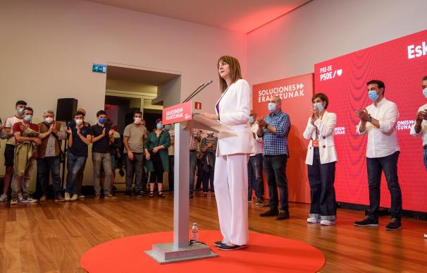 La candidata a lehendekari por el PSE-EE, Idoia Mendia, valora los resultados electorales en la sede socialista