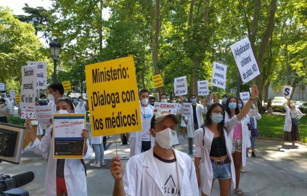 Los médicos protestan frente al Ministerio de Sanidad