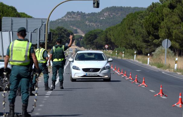 Un guardia civil detiene a un coche en las inmediaciones de Íscar, en la provincia de Valladolid.
