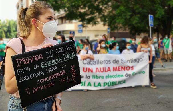 Varios docentes andaluces protestan por su situación laboral..
