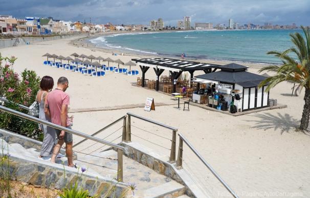 Imagen de un chiringuito en la costa española a poco de la apertura tras el estado de alarma