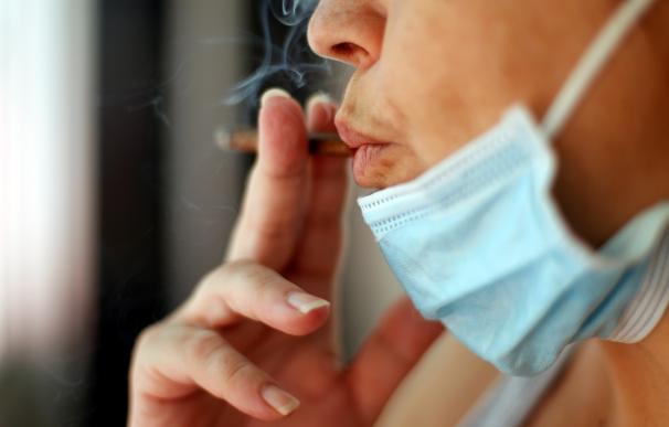 El Ministerio de Sanidad prohíbe fumar en la calle
