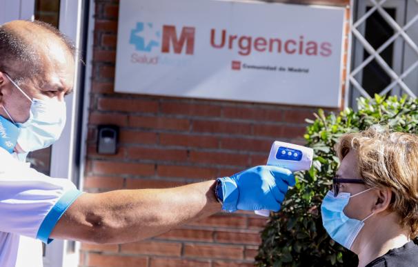 Un ciudadano se somete a un control de temperatura en las pruebas aleatorias realizadas en Madrid.