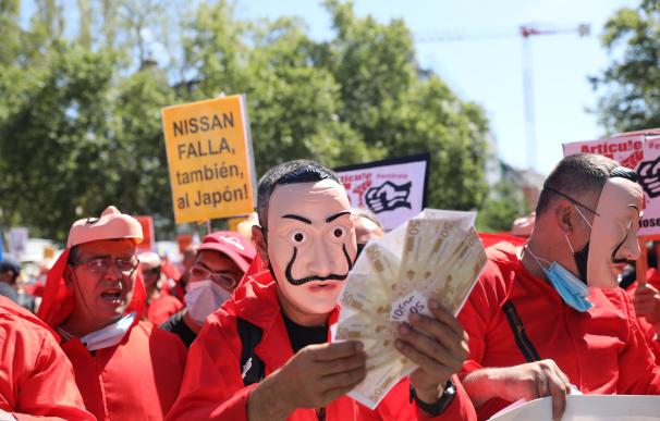 Varios trabajadores de las plantas de Nissan en Barcelona protestan contra la empresa.