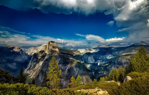 Ubicado en las montañas de Sierra Nevada en California, tiene 3.081 kilómetros cuadrados de superficie en los que hay impresionantes montañas, cascadas, bosques y miradores de ensueño, entre otros atractivos. Es el paisaje natural número uno en Instagram con 5.000.000 de hashtags.