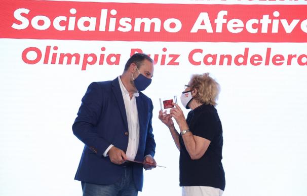 José Luis Ábalos, con una militante durante un acto del PSOE celebrado en Valencia.
