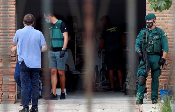 Efectivos de la Guardia Civil durante el despliegue este martes de 150 agentes en San Roque (Cádiz).