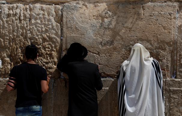 Varias personas rezan en el Muro de las Lamentaciones en la ciudad vieja de Jerusalén, antes del cierre