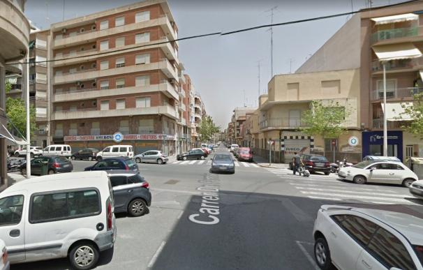 Calle Doctor Ferran en Elche (Alicante) donde ha fallecido una menor de 15 años al caer sobre una puerta de cristal rota y clavarse trozos