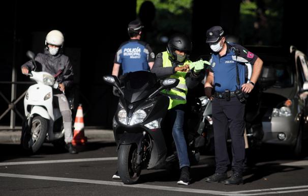 Controles policiales de movilidad en el distrito de Puente de Vallecas, Madrid.