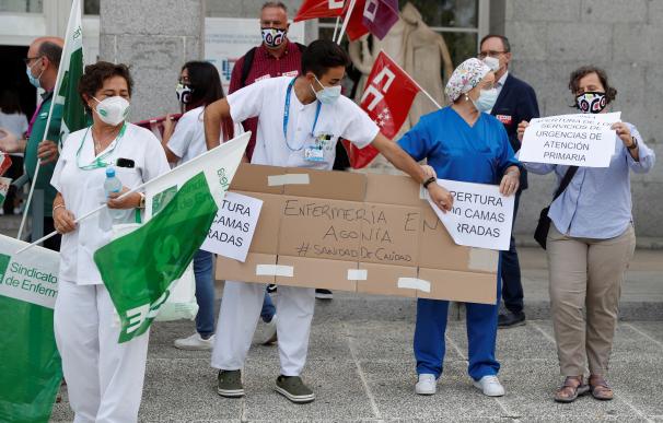 Manifestación de los sindicatos de la sanidad pública en la Comunidad de Madrid ante el hospital Clínico de Madrid, para protestar por el "abandono y el desprecio a los profesionales" por parte del Gobierno regional