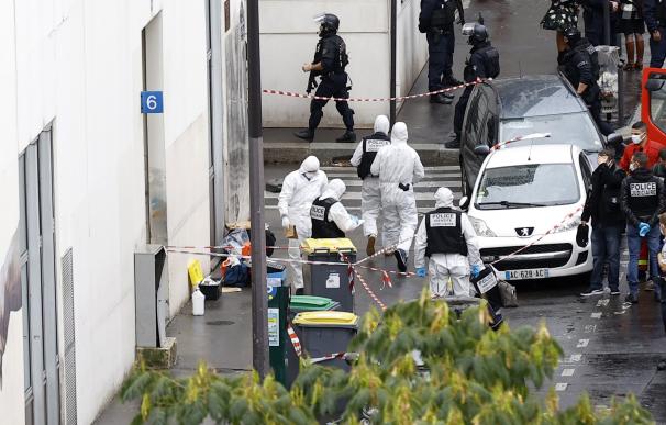 Investigadores policiales en el lugar del atentado terrorista en París