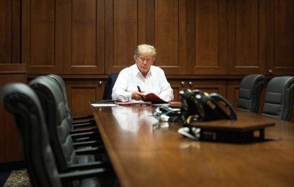 El presidente de EEUU, Donald Trump, trabajando en una sala de conferencias mientras recibe tratamiento después de dar positivo en coronavirus