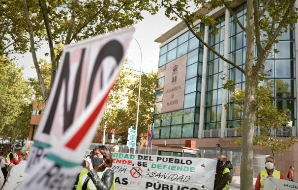Fachada de la Asamblea de Madrid durante una concentración en defensa de la Sanidad Pública en el barrio madrileño de Vallecas