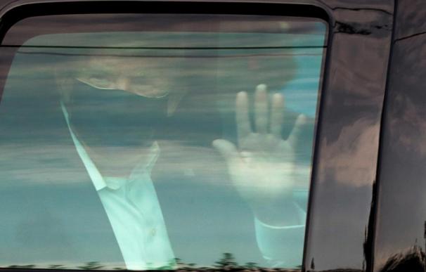 Trump saluda desde el coche