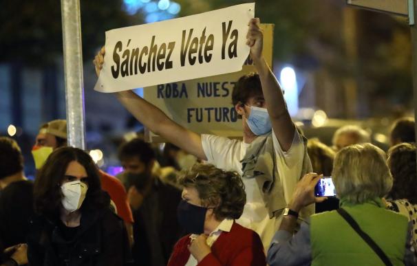 Protestas en Ferraz por la aplicación del estado de alarma en Madrid