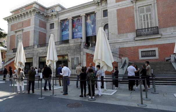 Vista de la cola en el Museo del Prado en Madrid este sábado tras decretarse ayer el estado de alarma