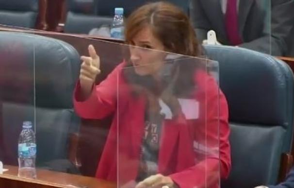 La portavoz adjunta de Más Madrid, Mónica García, realiza gestos al PP en el Pleno de la Asamblea.