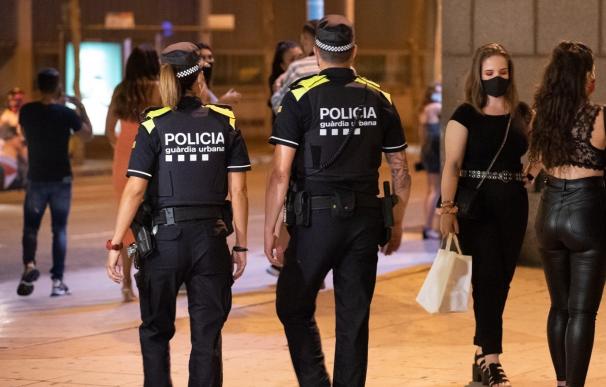 La Guardia Urbana controla que no se formen aglomeraciones en Barcelona.