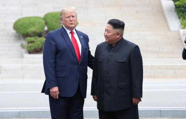 El presidente de EEUU, Donald Trump, en una reunión en la frontera entre las dos Coreas con Kim Jong-un
