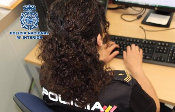 Agente de la Policía Nacional trabajando en el ordenador