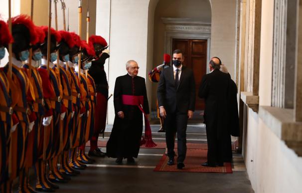 El presidente del Gobierno Pedro Sánchez a su llegada al Vaticano, recibido por el regente de la Casa Pontificia, Monseñor Leonardo Sapienza.