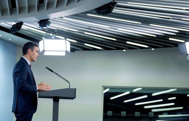El presidente del Gobierno, Pedro Sánchez, en la sala de prensa de Moncloa.