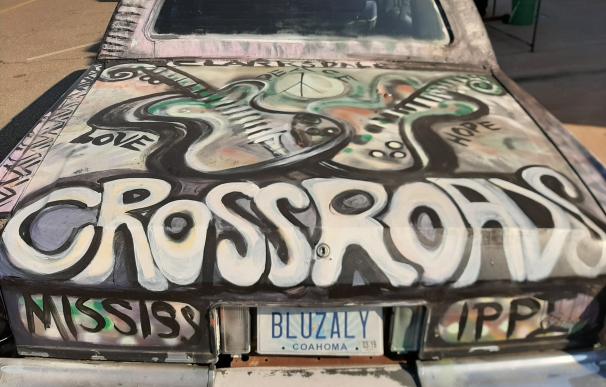 Imagen de un coche que homenajea el Cruce de Caminos del Blues en Clarksdale, Misisipi.