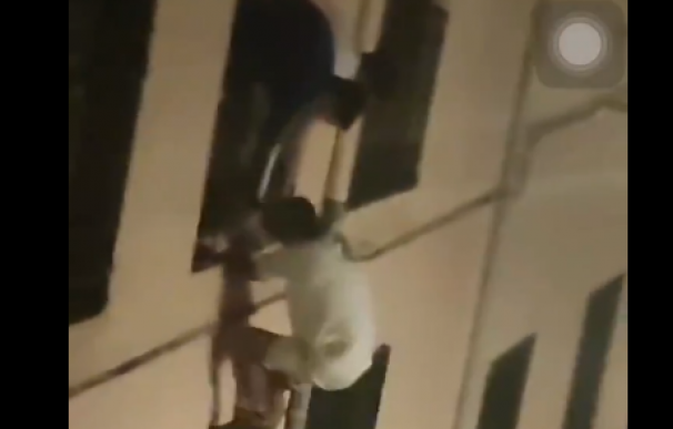 Video de dos jóvenes trepando por una pared de su colegio mayor en Granada
