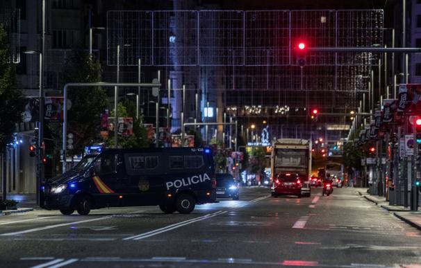 Un furgón de la Policía Nacional en la Gran Vía anoche, en la primera jornada de toque de queda en la capital.
