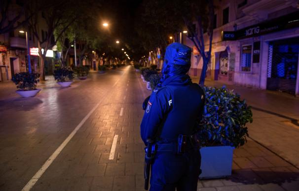 Una patrulla de la Policía Nacional en la céntrica calle Blanquerna de Palma, Mallorca, hoy domingo a las 23:00 h